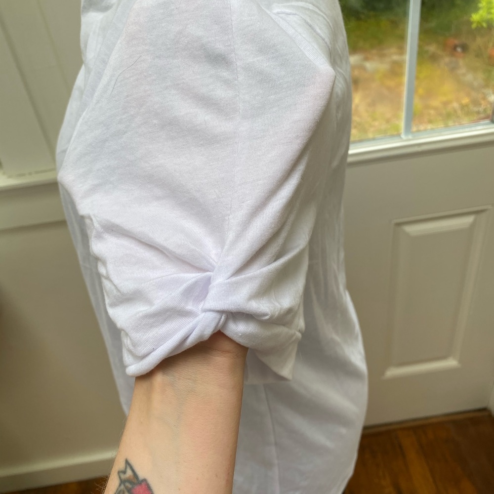 Classic crew neck white-t with sleeve detail